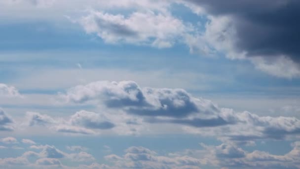 Timelapse de nuvens no céu azul — Vídeo de Stock