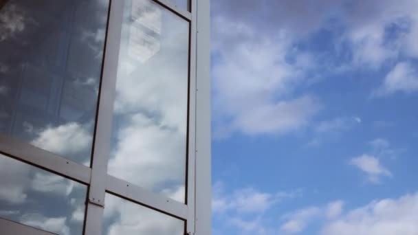 Včasná záře mraků na modré obloze a jako odraz na skle — Stock video