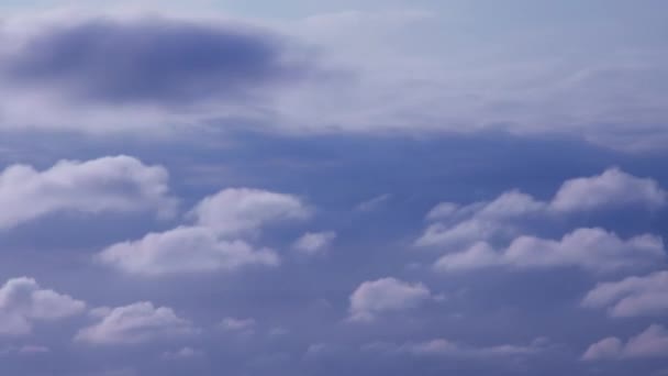 Zeitraffer der Wolken am blauen Himmel — Stockvideo