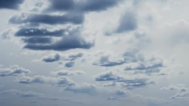 Timelapse des nuages sur le ciel bleu 