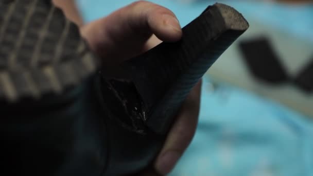 Skomakare fastställande sko i sin verkstad — Stockvideo