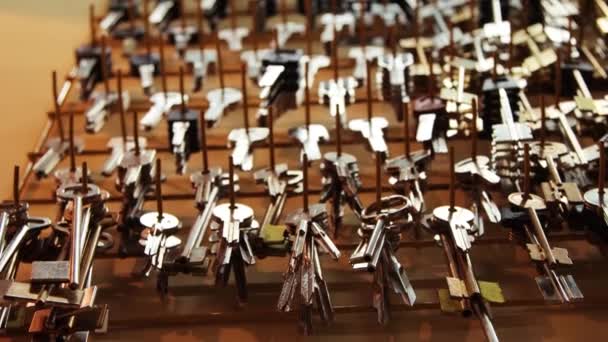 Pezzi di chiavi sulla parete — Video Stock