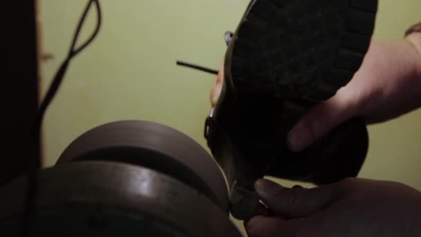 Shoemaker λείανση φτέρνα του παπουτσιού στο εργαστήριο του — Αρχείο Βίντεο