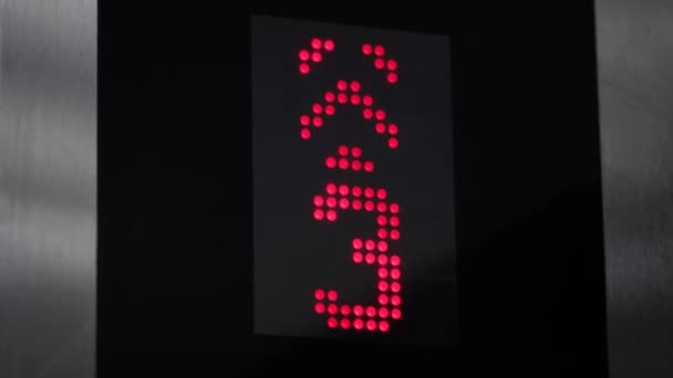 Placa indicadora conduzida na gaiola do elevador — Vídeo de Stock