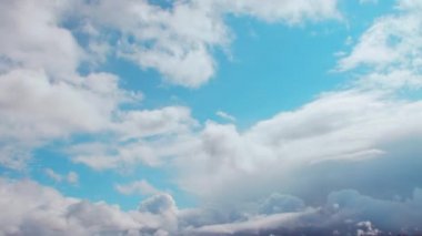 Mavi gökyüzündeki bulutların zamanı