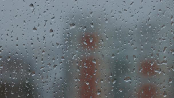 Yakın planda cam üzerine yağmur damlaları, zaman ayarlı — Stok video