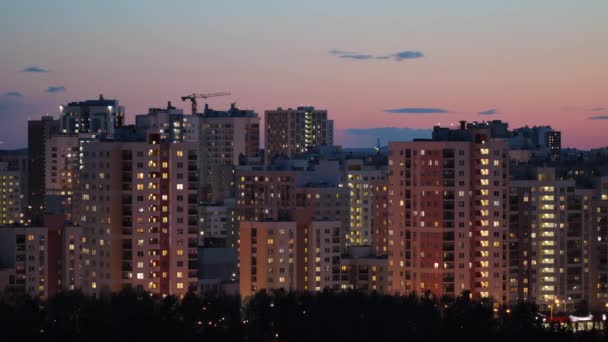 Byggnader i staden, natthimmel, timelapse — Stockvideo