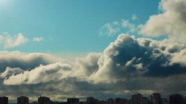 Gün batımında şehrin üzerinde bulutlar