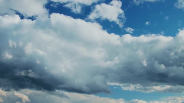 Timelapse des nuages sur le ciel bleu — Video