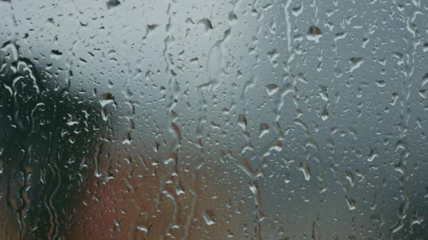 Yakın planda cam üzerine yağmur damlaları — Stok video