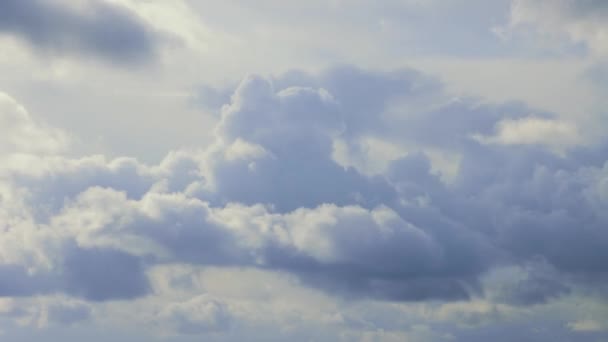 푸른 하늘에 떠 있는 구름들 — 비디오