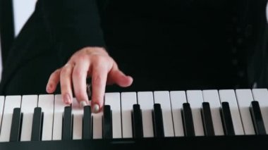 Müzik öğretmeni çevrimiçi ders alıyor