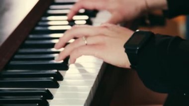 Elektronik piyano çalan kadın müzisyen