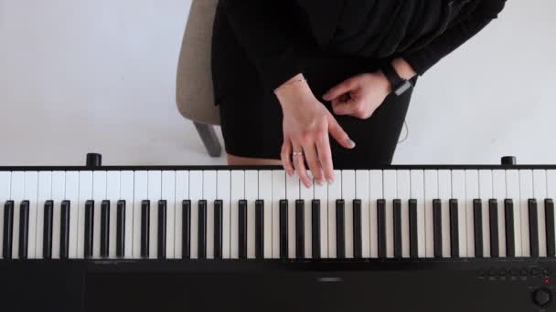 オンラインレッスンを受ける音楽教師 — ストック動画