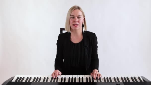 Müzik öğretmeni çevrimiçi ders alıyor — Stok video