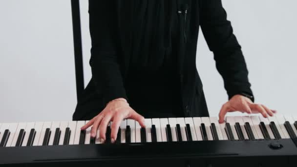 Nauczyciel muzyki na lekcji online — Wideo stockowe