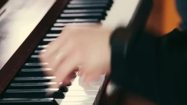 Женщина-музыкант играет на электронном пианино — стоковое видео