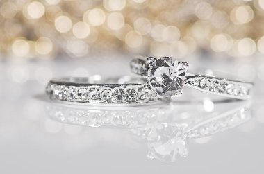 Elmas ile Gümüş Alyanslar.