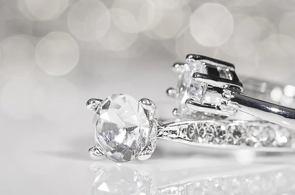 Ringe aus Silber mit Diamanten. — Stockfoto