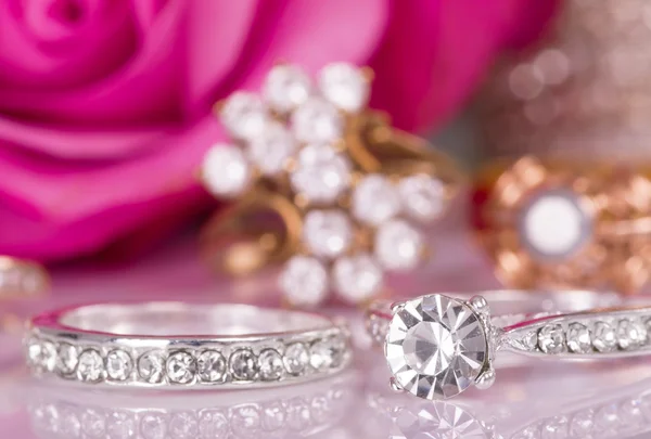 Rings and rose. — Stock Photo, Image