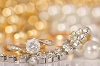 Beyaz arka planda altın mücevherler.