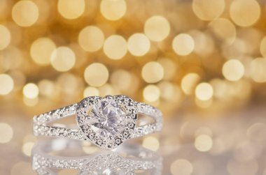 Bir kalp şeklinde gümüş yüzük.