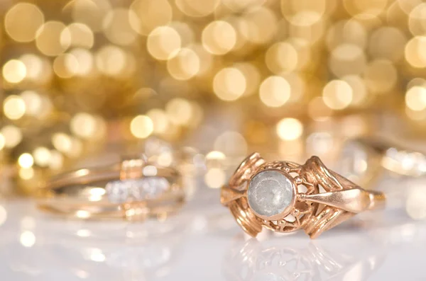 Gold jewelry on a white background. — Stock Photo, Image