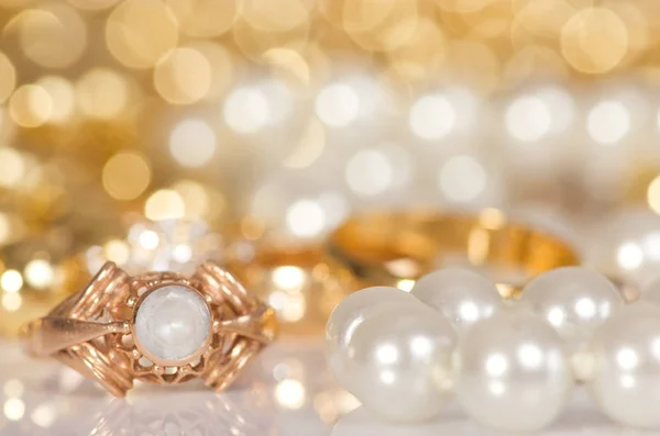 Złota biżuteria na białym tle. — Zdjęcie stockowe