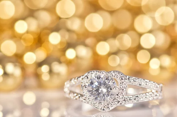 Stříbrný prsten ve tvaru srdce. — Stock fotografie