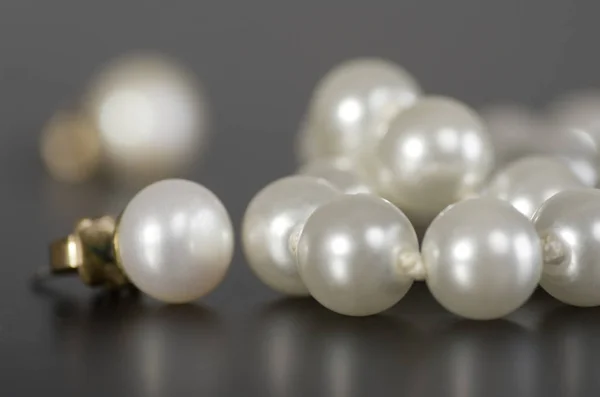 Jewelry with pearls. — Stock Photo, Image