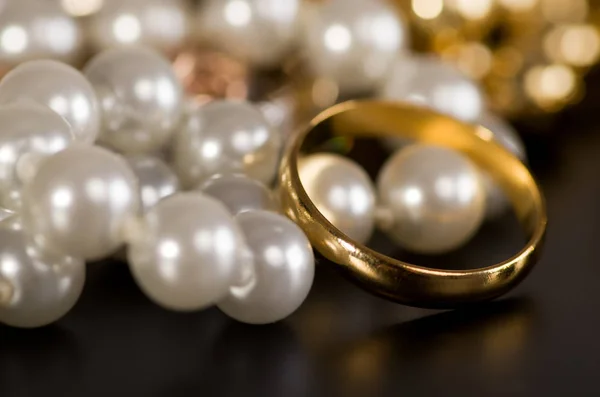 Goldschmuck auf weißem Hintergrund. — Stockfoto