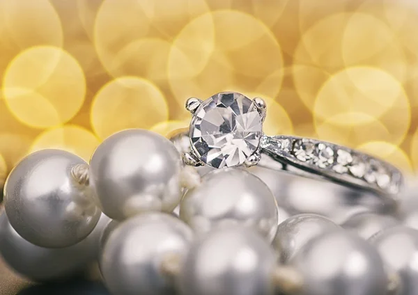 Δαχτυλίδι με διαμάντια και πέρλες σε φωτεινό φόντο. — Φωτογραφία Αρχείου