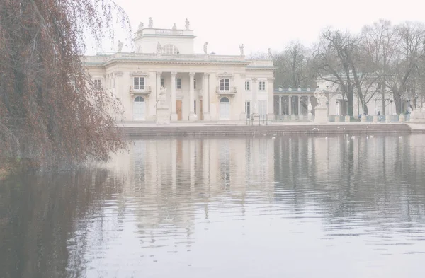 Az őszi ködben a víz, a királyi Łazienki Park Palace. — Stock Fotó