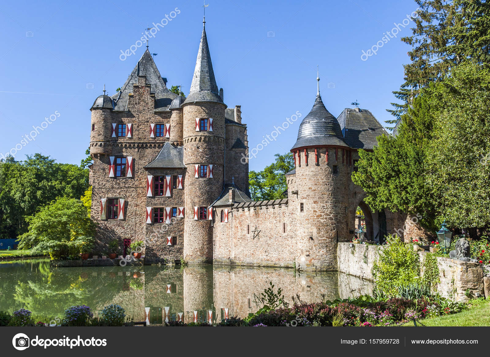 Замок. Замок Зацвай Германия. Замок Зацвай (Burg Satzvey). Замки Германии средневековье. Замки Европы в средневековье.