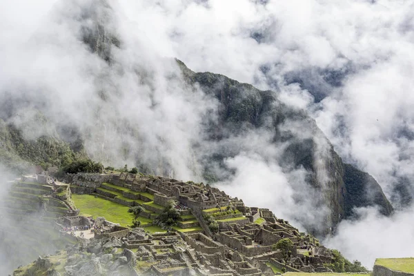 Machu Picchu dans les nuages — Photo