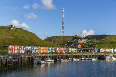 Helgoland Adası parlak ve renkli evler
