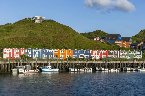 Maisons lumineuses et colorées sur l'île de Helgoland — Photo