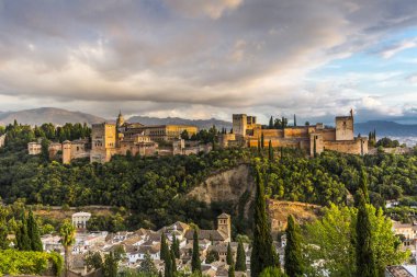 Gün batımında Granada'da Alhambra Kalesi'nin görünümü