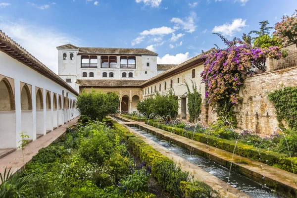 Granada'da Alhambra Kalesi'nin iç avluya
