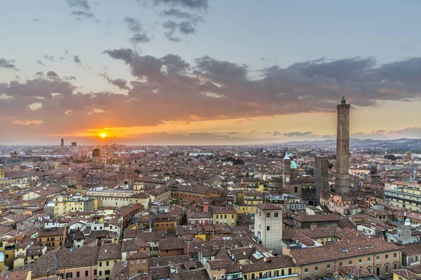 Lever de soleil à Bologne, Italie — Photo