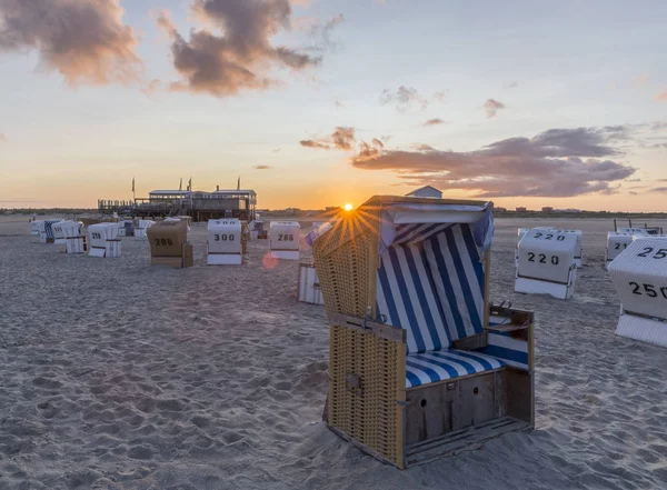 Cestas de playa tradicionales o sillas de playa con capucha en la Alemania de hoy — Foto de Stock