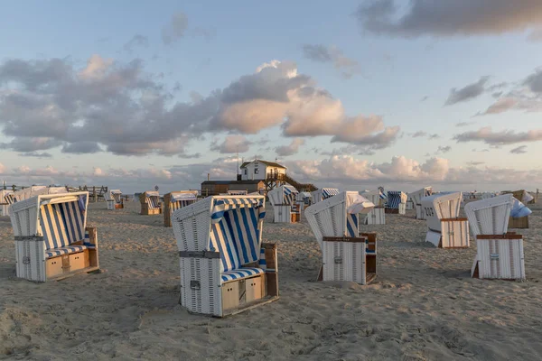 Cestas de playa tradicionales o sillas de playa con capucha en la Alemania de hoy — Foto de Stock