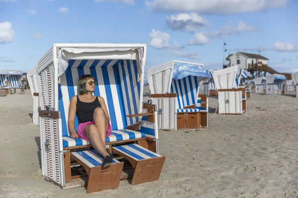 Relajación en la tradicional canasta de playa en el norte de Alemania — Foto de Stock