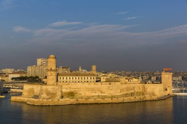 Marseille, Fransa - 02 Ekim 2017: Fort Saint-Jean Marseille gün batımı görünümü