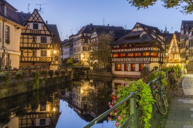 Petite France - akşam görünümünü Strasbourg şehir tarihi dörtte