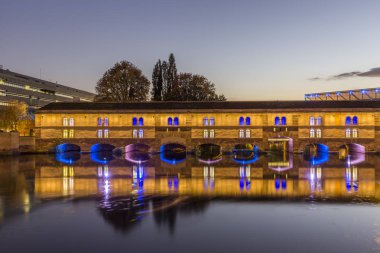 Baraj Vauban görünümünü Strazburg şehir nehir hasta üzerinde akşam