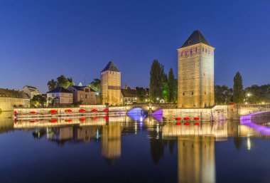 Strazburg, ortaçağ köprü Ponts Couverts akşam Panoraması