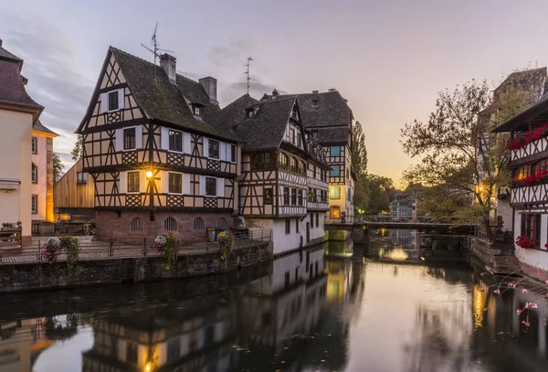 Vista nocturna de Petite France, un barrio histórico de la ciudad de Estrasburgo —  Fotos de Stock