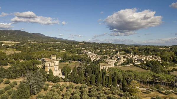 Vista aérea del castillo y pueblo de Lourmarin en el sureste de Francia — Foto de Stock