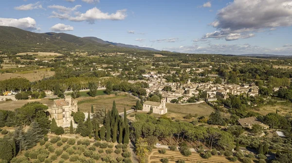 Vista aérea del castillo y pueblo de Lourmarin en el sureste de Francia — Foto de Stock